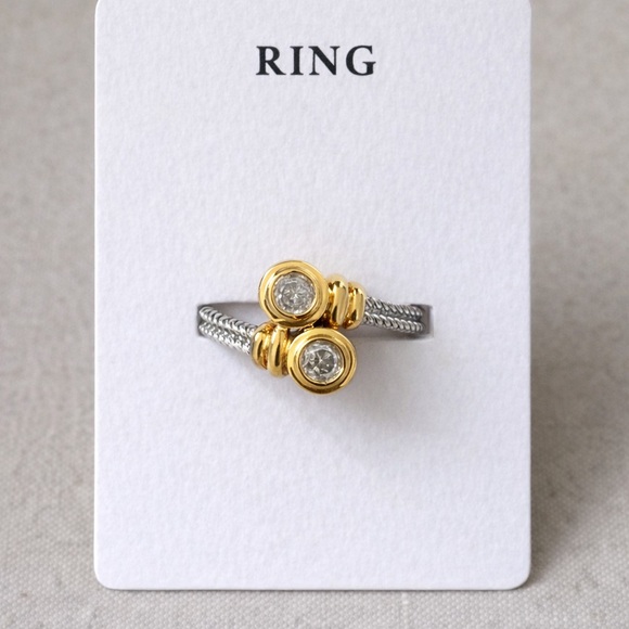 Jewelry - Elegant Gold and Silver Ring size 6